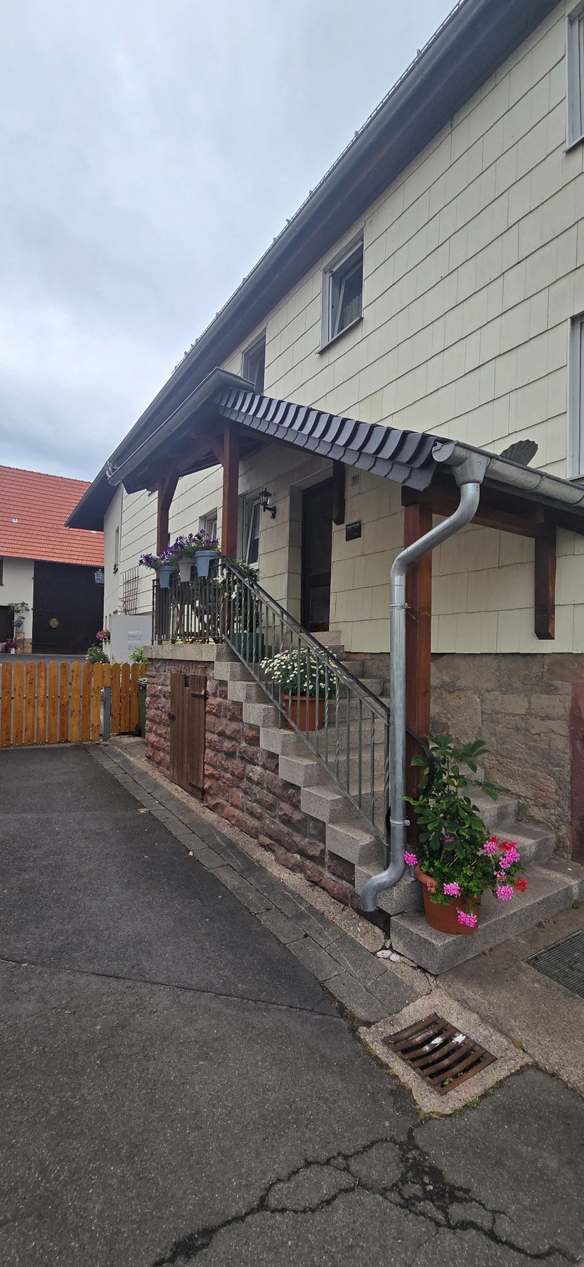Außenansicht des Hauses mit Treppe und überdachtem Eingang