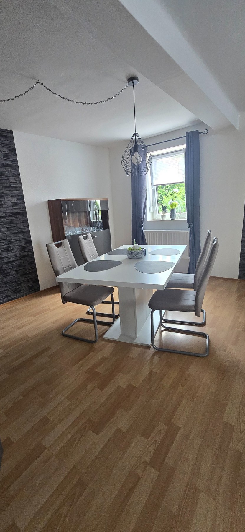 Essbereich mit Tisch und vier Stühlen