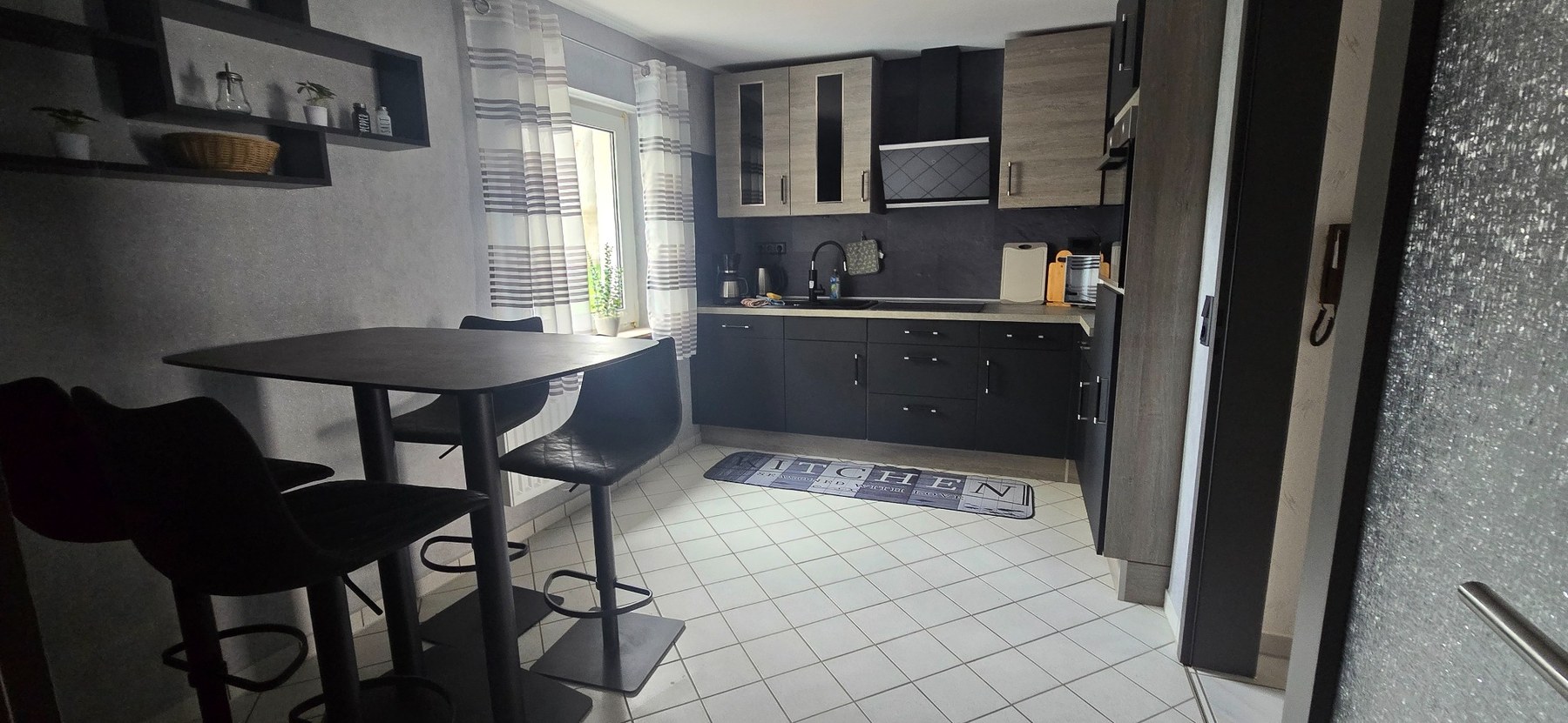 Moderne Küche mit Schränken, Arbeitsfläche und Essplatz